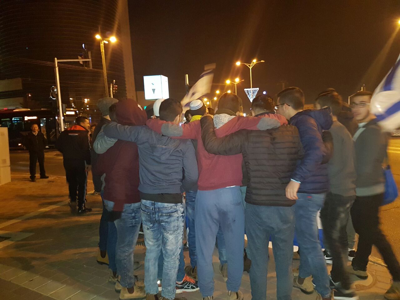 מעגיל ריקוד בהפגנה למען אזריה (צילום: מוטי קדוש)